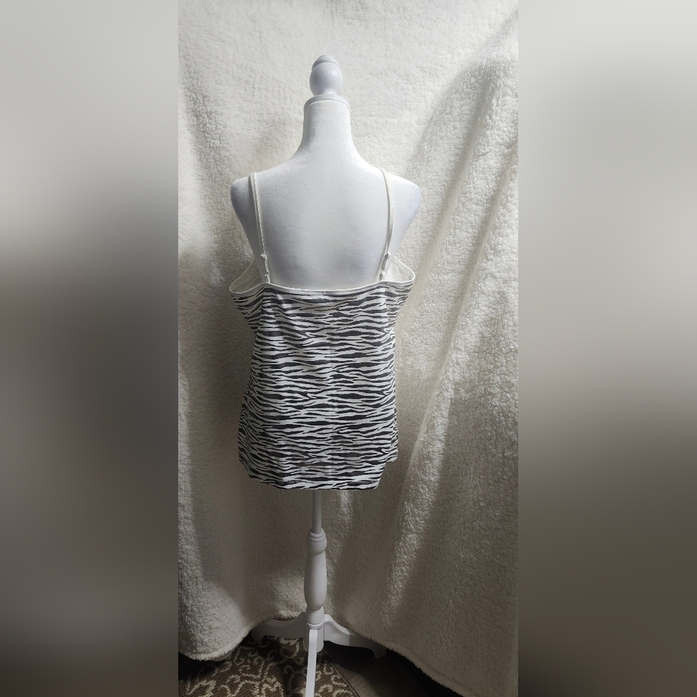 Flamingo Urban Silver and White Fitted Tank Top Size: XL - Picture 4 of 4